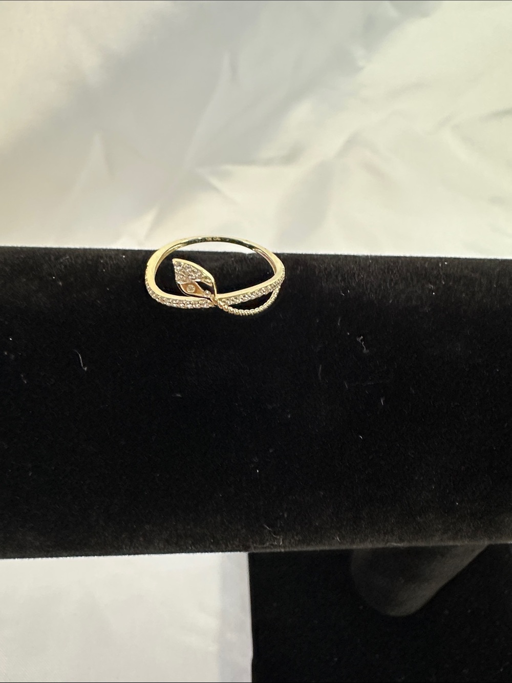 Brand New 10k Solid Gold Leaf Accent Ring with Moissanite - Size 7